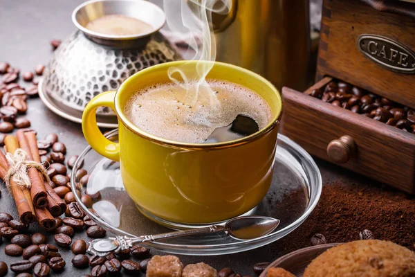 Café Dans Une Tasse Une Soucoupe Sur Vieux Fond — Photo