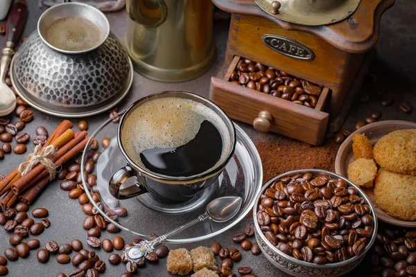 Café Dans Une Tasse Une Soucoupe Sur Vieux Fond — Photo