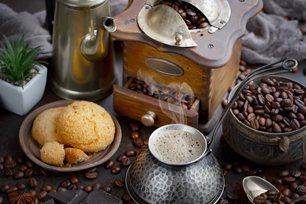 Schwarzer Kaffee Einer Tasse Auf Einem Tisch Komposition Auf Altem — Stockfoto