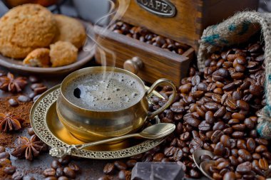 Eski bir arka planda kompozisyonda bir masada sade kahve.