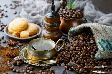 Eski bir arka planda kompozisyonda bir masada sade kahve.