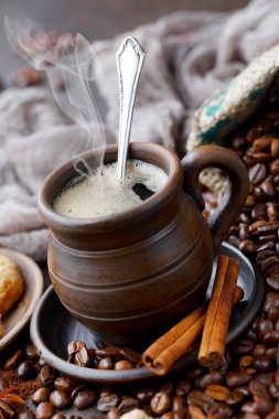 Eski bir arka planda kompozisyonda bir masada sade kahve.