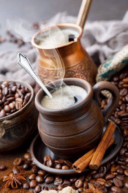 Kahve fincanda ve çay tabağında eski bir arka planda.