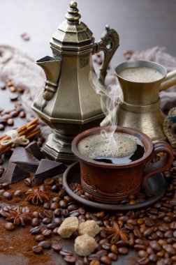 Kahve fincanda ve çay tabağında eski bir arka planda.