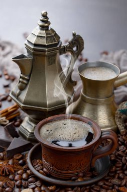 Kahve fincanda ve çay tabağında eski bir arka planda.