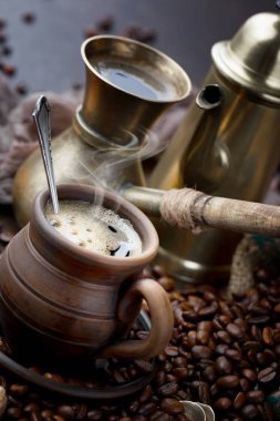 Kahve fincanda ve çay tabağında eski bir arka planda.