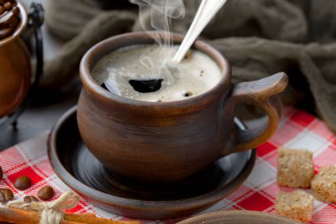 Kahve fincanda ve çay tabağında eski bir arka planda.