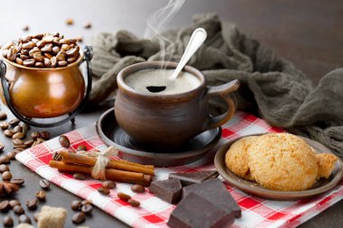 Kahve fincanda ve çay tabağında eski bir arka planda.