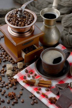 Kahve fincanda ve çay tabağında eski bir arka planda.