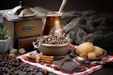 Kahve çekirdekleri tavada kızartılır..