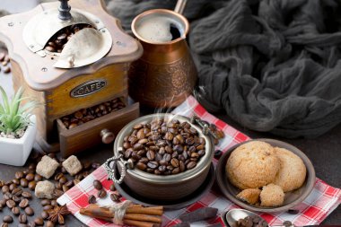 Kahve çekirdekleri tavada kızartılır..