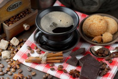 Kahve çekirdekleri tavada kızartılır..