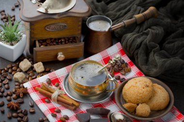 Kahve çekirdekleri tavada kızartılır..