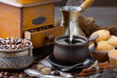 Kahve çekirdekleri tavada kızartılır..