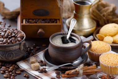 Kahve çekirdekleri tavada kızartılır..