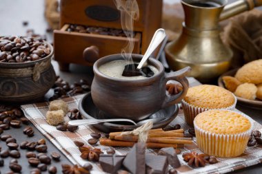 Kahve çekirdekleri tavada kızartılır..