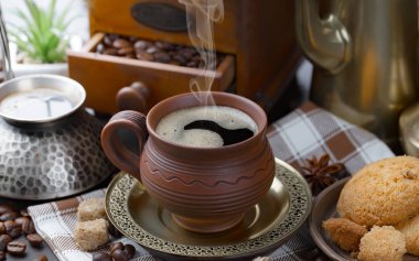 Kahve çekirdekleri tavada kızartılır..