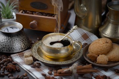 Kahve çekirdekleri tavada kızartılır..