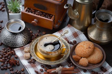 Kahve çekirdekleri tavada kızartılır..