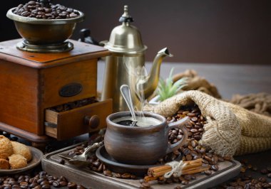 Kahve çekirdekleri tavada kızartılır..