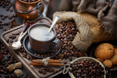 Kahve çekirdekleri tavada kızartılır..