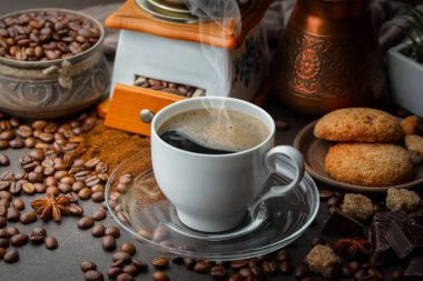 Kahve çekirdekleri tavada kızartılır..