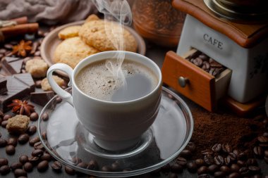 Kahve çekirdekleri tavada kızartılır..