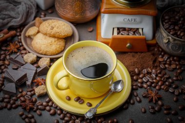 Kahve çekirdekleri tavada kızartılır..