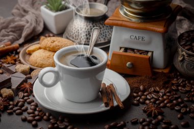 Kahve çekirdekleri tavada kızartılır..