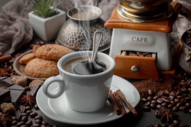 Kahve çekirdekleri tavada kızartılır..