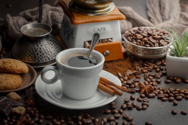 Kahve çekirdekleri tavada kızartılır..