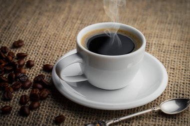 Kahve çekirdekleri tavada kızartılır..