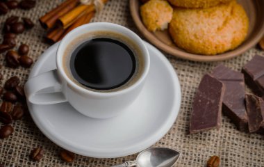 Kahve fincanındaki kahve fincanı, eski bir arka plan..