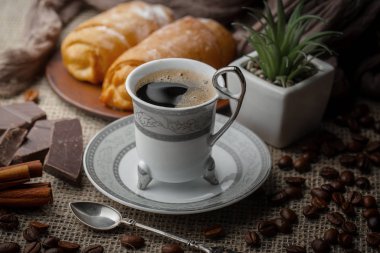 Kahve fincanındaki kahve fincanı, eski bir arka plan..