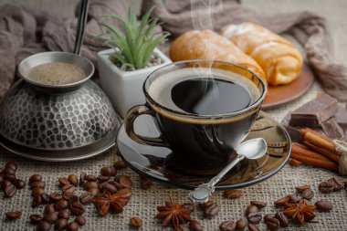 Eski bir arka planda bir fincan kahve..