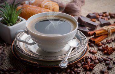 Eski bir arka planda bir fincan kahve..