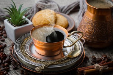 Eski bir arka planda bir fincan kahve..