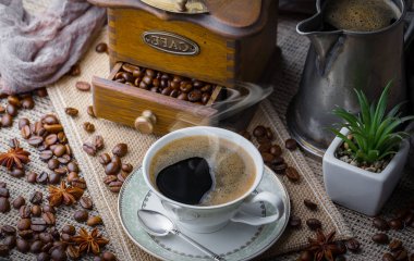 Eski bir arka planda bir fincan kahve..