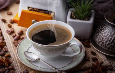 Eski bir arka planda bir fincan kahve..