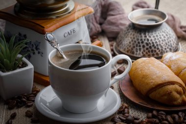 Eski bir arka planda bir fincan kahve..