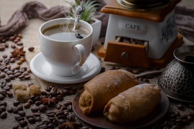 Eski bir arka planda bir fincan kahve..