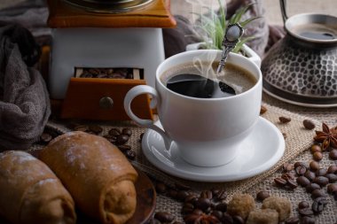 Eski bir arka planda bir fincan kahve..