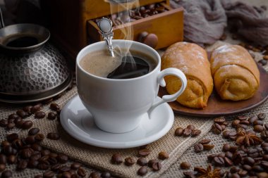 Eski bir arka planda bir fincan kahve..