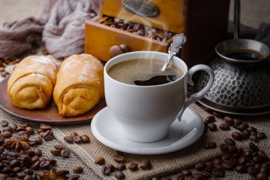 Eski bir arka planda bir fincan kahve..