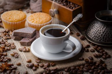 Eski bir arka planda bir fincan kahve..