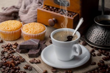 Eski bir arka planda bir fincan kahve..