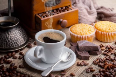 Eski bir arka planda bir fincan kahve..