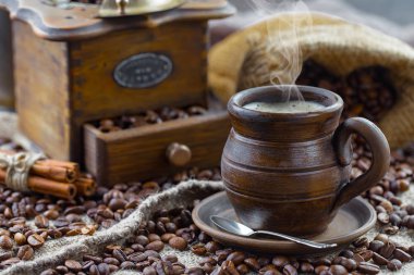 Kahve fincanındaki kahve fincanı, eski bir arka plan..