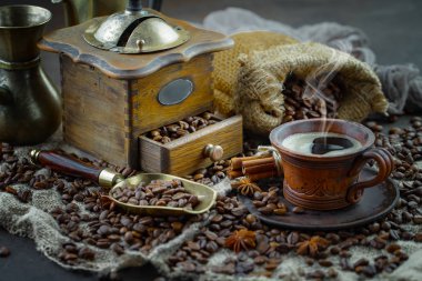 Kahve fincanındaki kahve fincanı, eski bir arka plan..