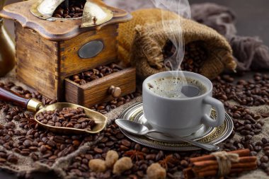 Kahve fincanındaki kahve fincanı, eski bir arka plan..